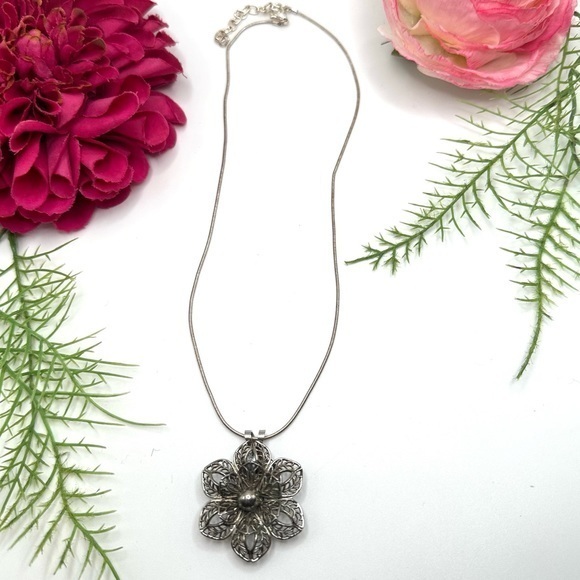 Jewelry - NEW⚜️Blooming Flower Lace Charm Necklace